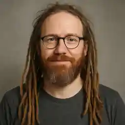 Portrait of Daniel Mercer from Bristol providing his personal review of GoldenBet Casino, sharing insights on mobile gameplay, payment experience and responsible gaming.